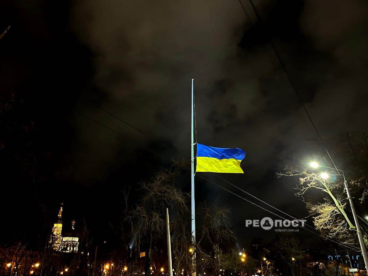 На самом большом флагштоке Харькова пришлось экстренно приспустить флаг